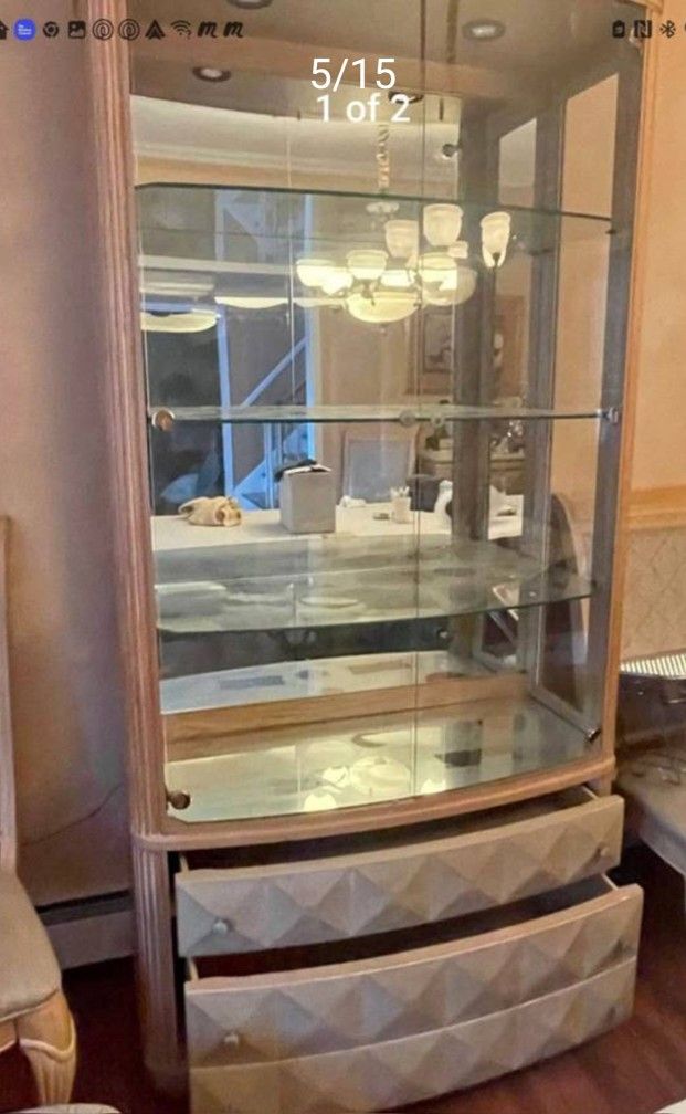 American Drew solid wood lighted glass curio cabinet display case vitrina Diningroom Chest Hutch