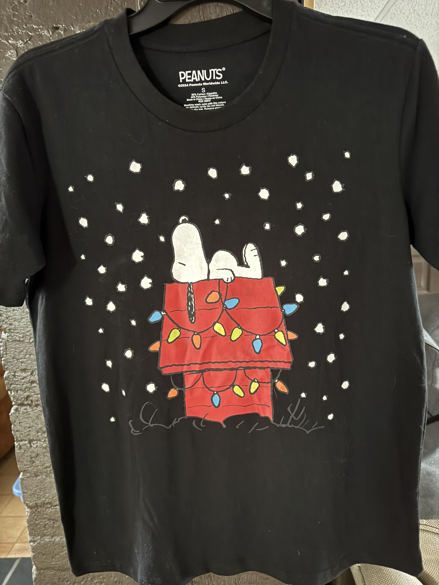 Short Sleeve Peanuts Christmas Morning T-shirt Size Small