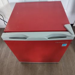 1.6 Cubic Mini Frigidaire 