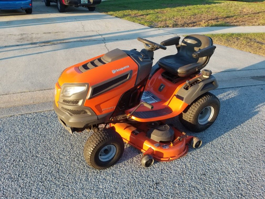 Husqvarna YTH24K48 riding mower.24hp, 48" del, auto transmission for