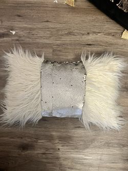 THROW/DECORATIVE PILLOW