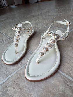 Flat sandals