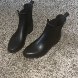 plain black boots