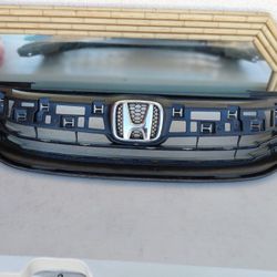 2016 - 2017 HONDA ACCORD SEDAN GRILLE MESH W/ EMBLEM GENUINE USED OEM.  XX1