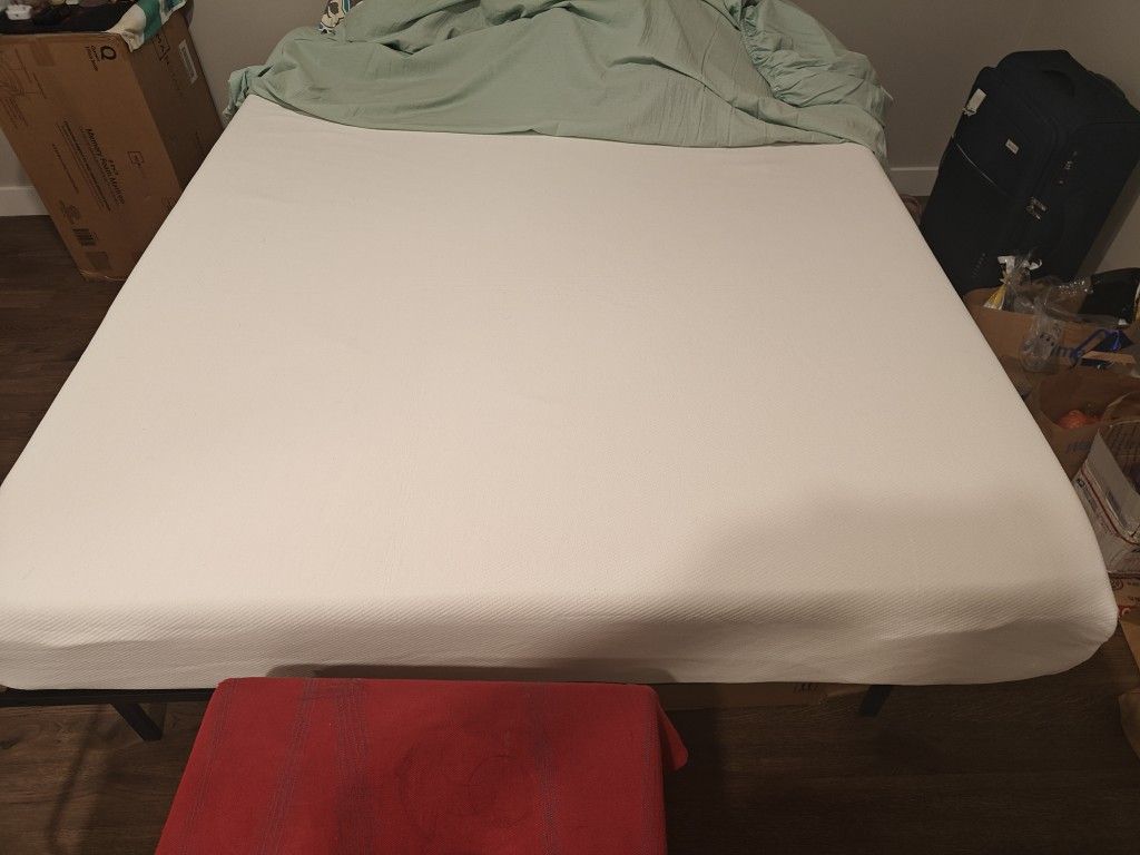Mainstays 8" Queen Memory Foam Mattress (Medium Firm) - Good As New - With Mattress Cover - No Rips/Stains - ~ 6 Months Old