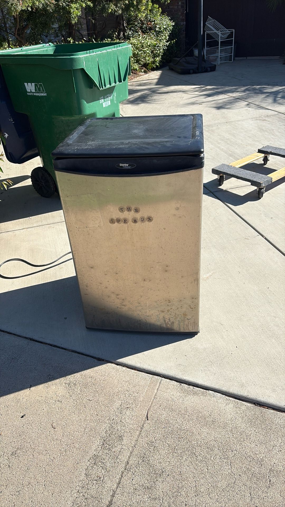 Mini fridge 