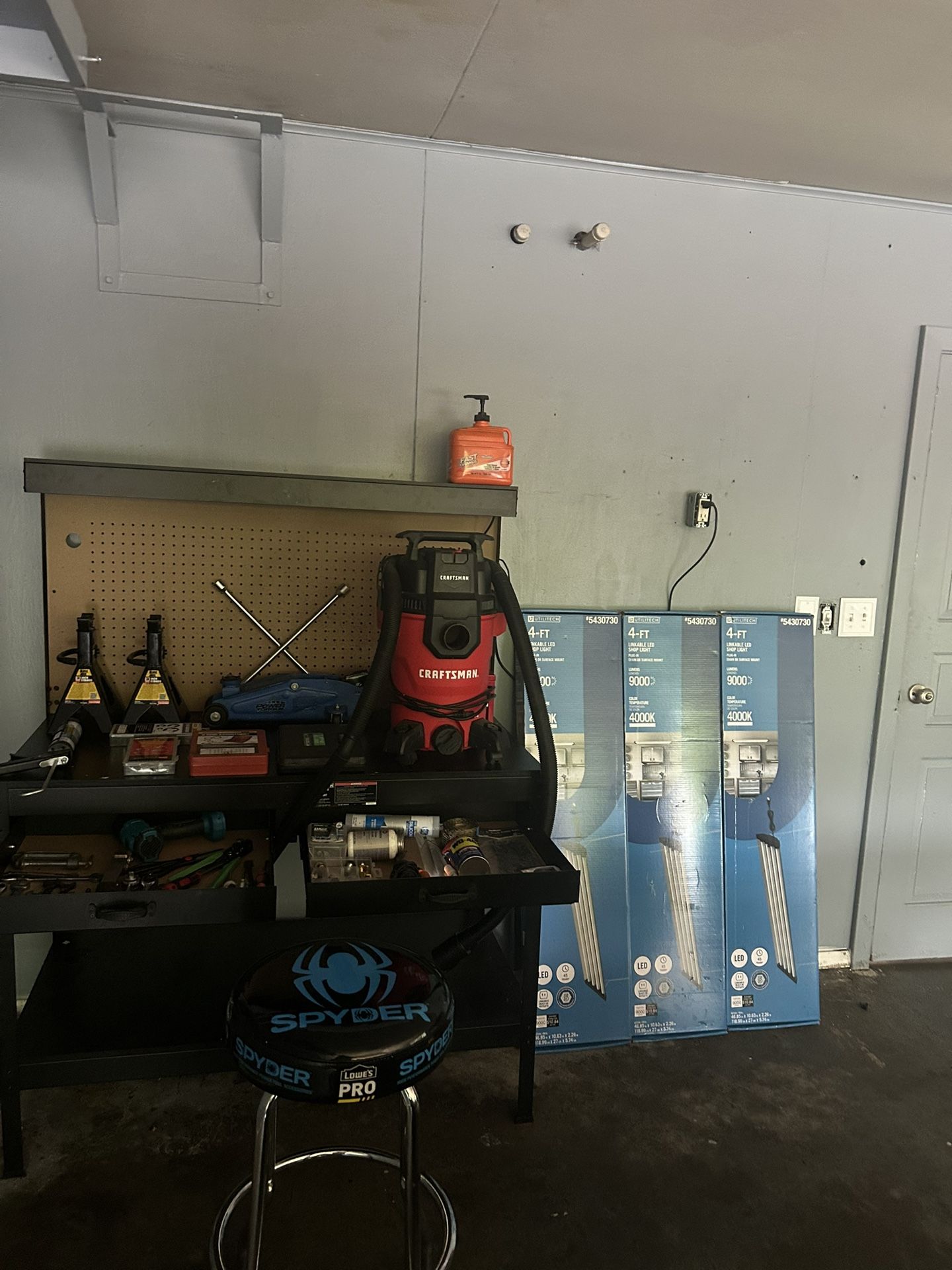 workshop/tool lot (READ DESC)