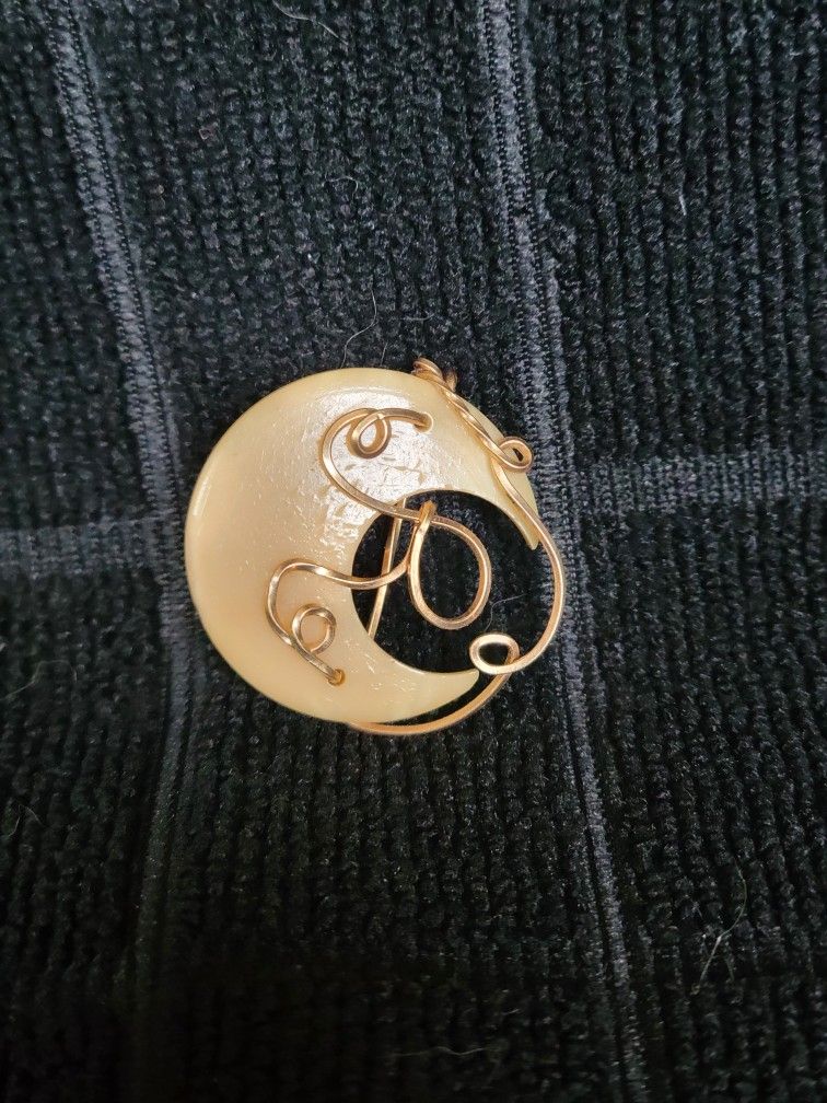 Vintage Bakelite Brooch Copper Wire Wrapped Cresent Moon 1.5"
