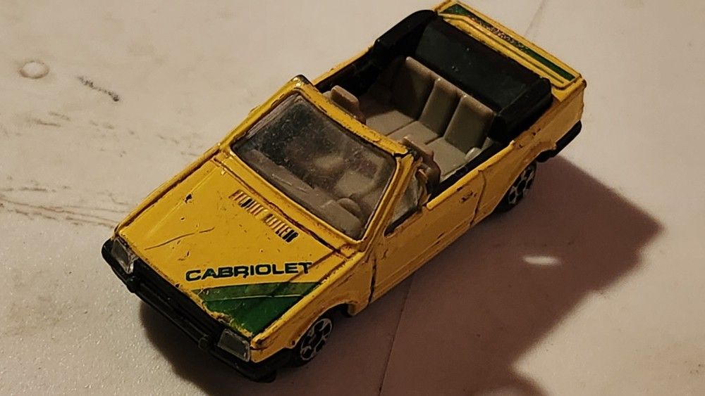 Vintage Yellow Ford Escort Cabriolet 1/64