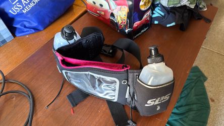 Running belt with water bottle
