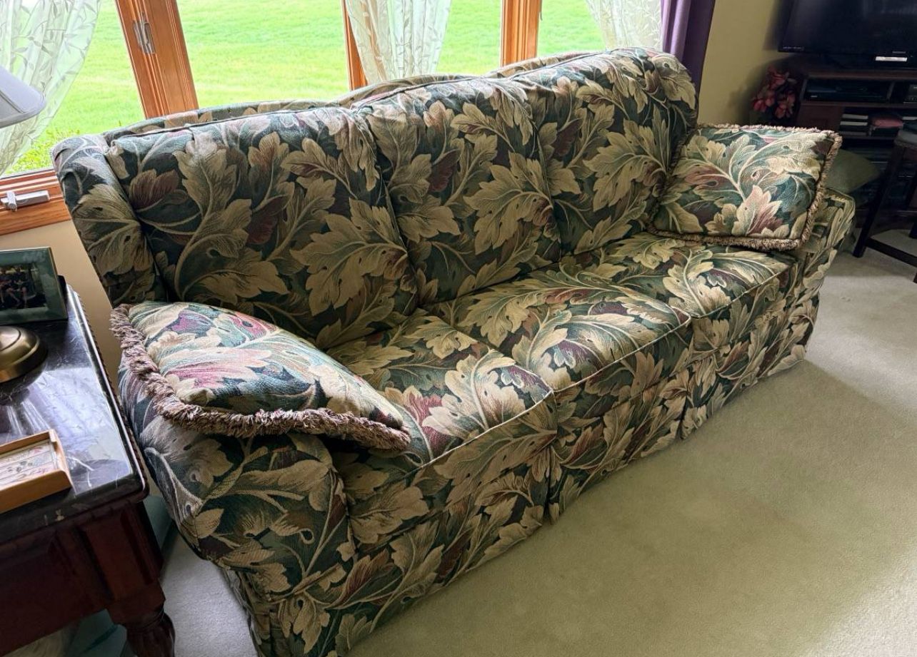 Free Delivery - Flex Steel Couch For Sale! 