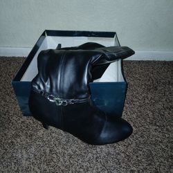 Black boots -Karen Scott