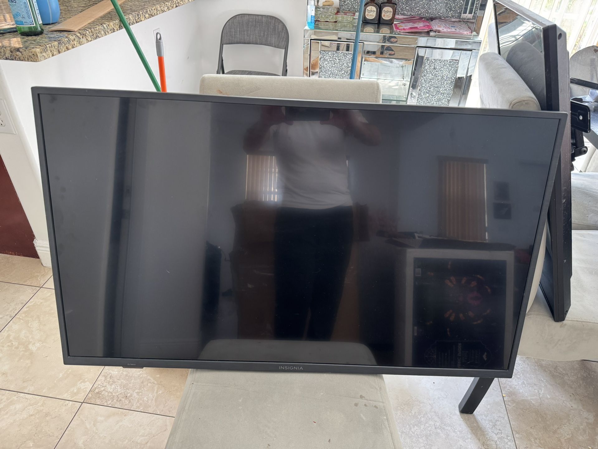 32” Tv With Wall Mount