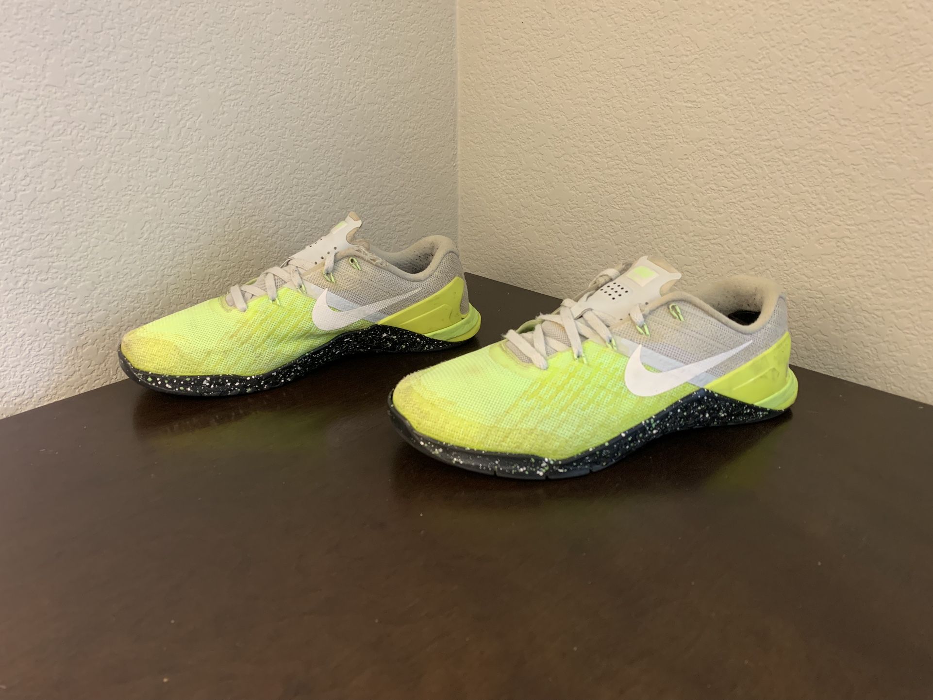 Nike Metcon 3 Cross Training Pure Platinum Volt 852928-006 WomenSize 7.5 Beaters