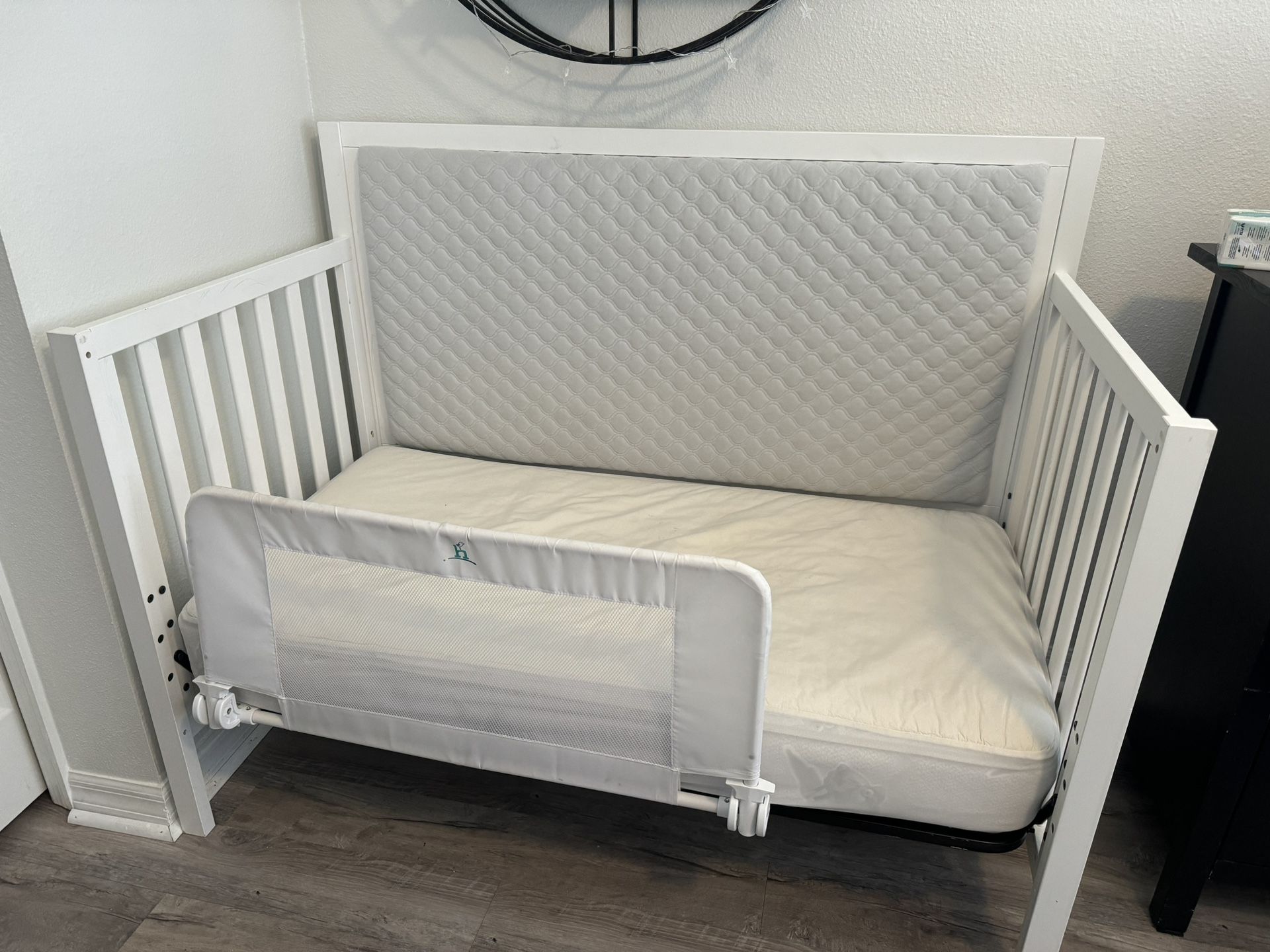 Carter's by DaVinci Morgan in Convertible Crib in White