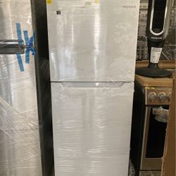Insignia Top Freezer Refrigerator 