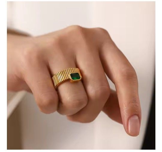 Beauty Emerald Gold Tone Ring