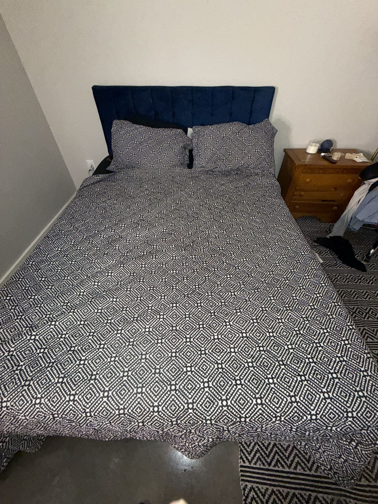 Best OfferPlatform!  Queen Bed  W/ Mattress
