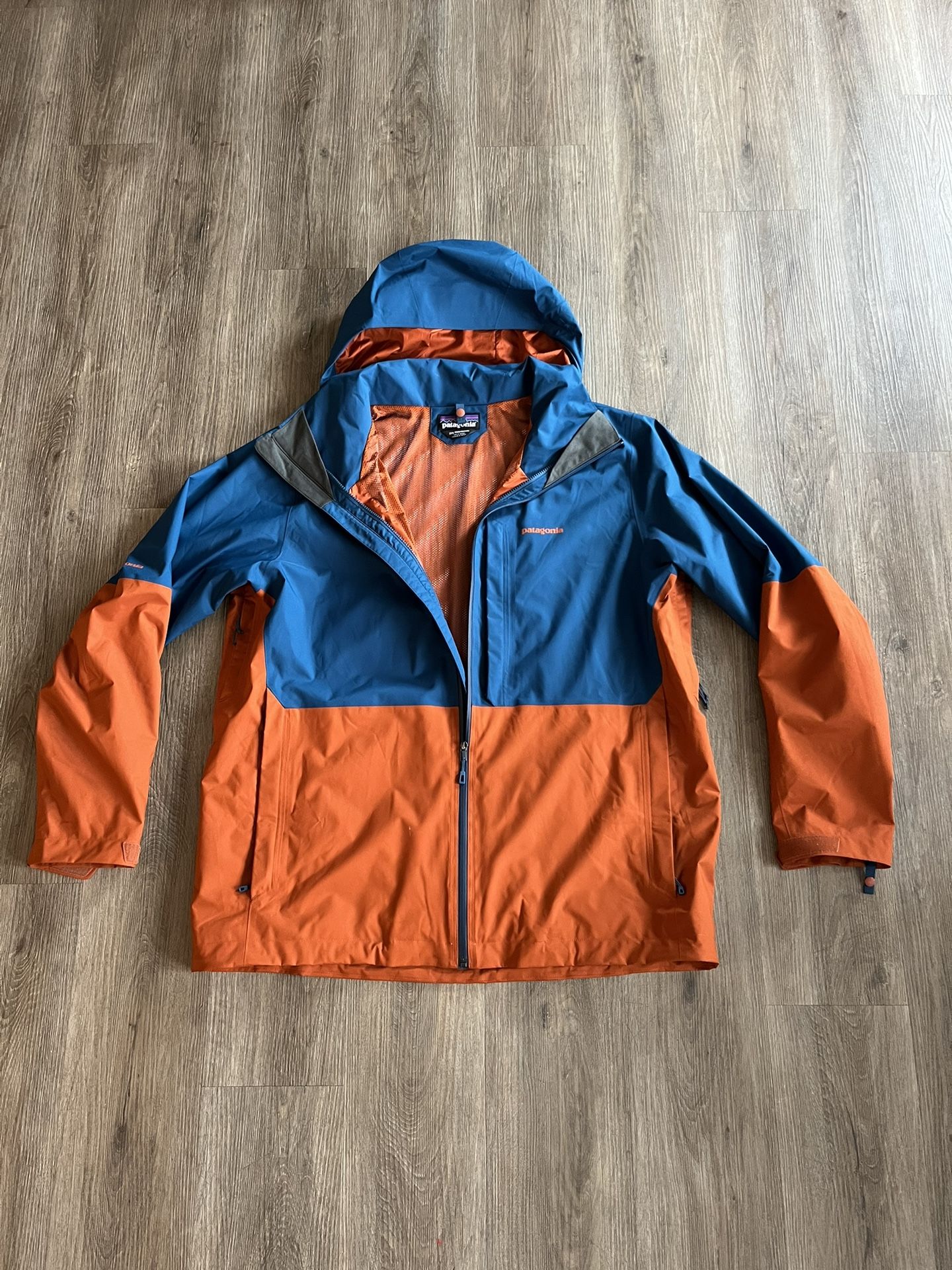 Patagonia Men's VibrBold blue and orange by Patagonia. Ideal for rainy days. Lightweight and durable. Patagonia Men's 3-in-1 Snowshot Jacket