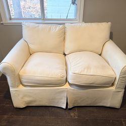 ✨ White Loveseat Sofa – Excellent Condition! ✨