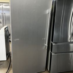 New Open Box Upright Freezer With Internal Ice Maker 