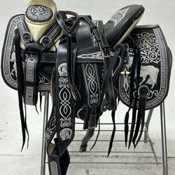Monturas charras para caballos 🐎 100% piel  De la mejor calidad 100% garantizadas  Le incluye pechera o pecho pretal, correas para espuelas , cabezad