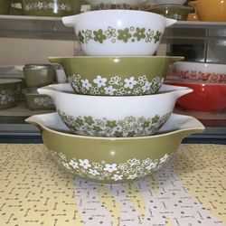 Vintage Pyrex Spring Blossom Crazy Daisy 4 pc. Cinderella Nesting Mixing Bowls