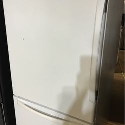 AMANA Refrigerator Bottom Freezer White 