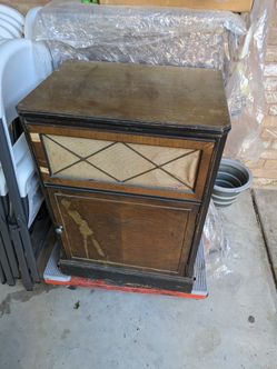 Record Player (Needs Restoration) 50$