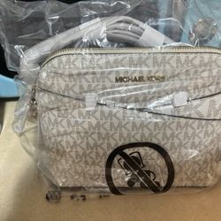 BNWT Travel Set Michael Kors Bag