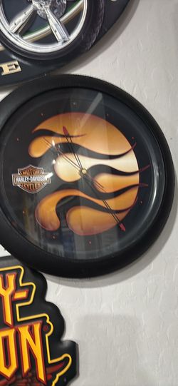HD clock makes engine roar every hour