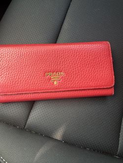 Wallet Prada roja usada