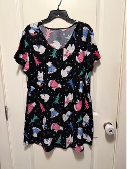 Secret Treasures sleep shirt features a festive holiday print of polar bears size X-Large