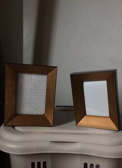 Beautiful set of two frame size 5 x 7 4 x 6 gold