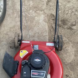 Murray push lawn mower with a Briggs & Stratton 450 Series engine