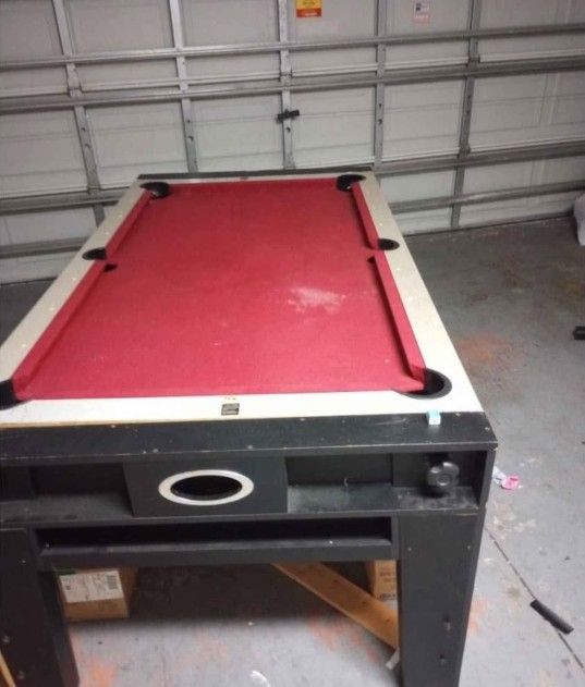 Pool Table / Mesa de Billar