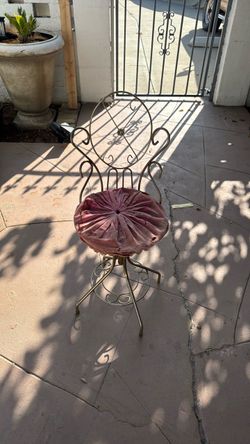 Dee Mfg. Corp. Vintage 1960’s Gold Scrollwork Vanity Chair with Pink Cushion