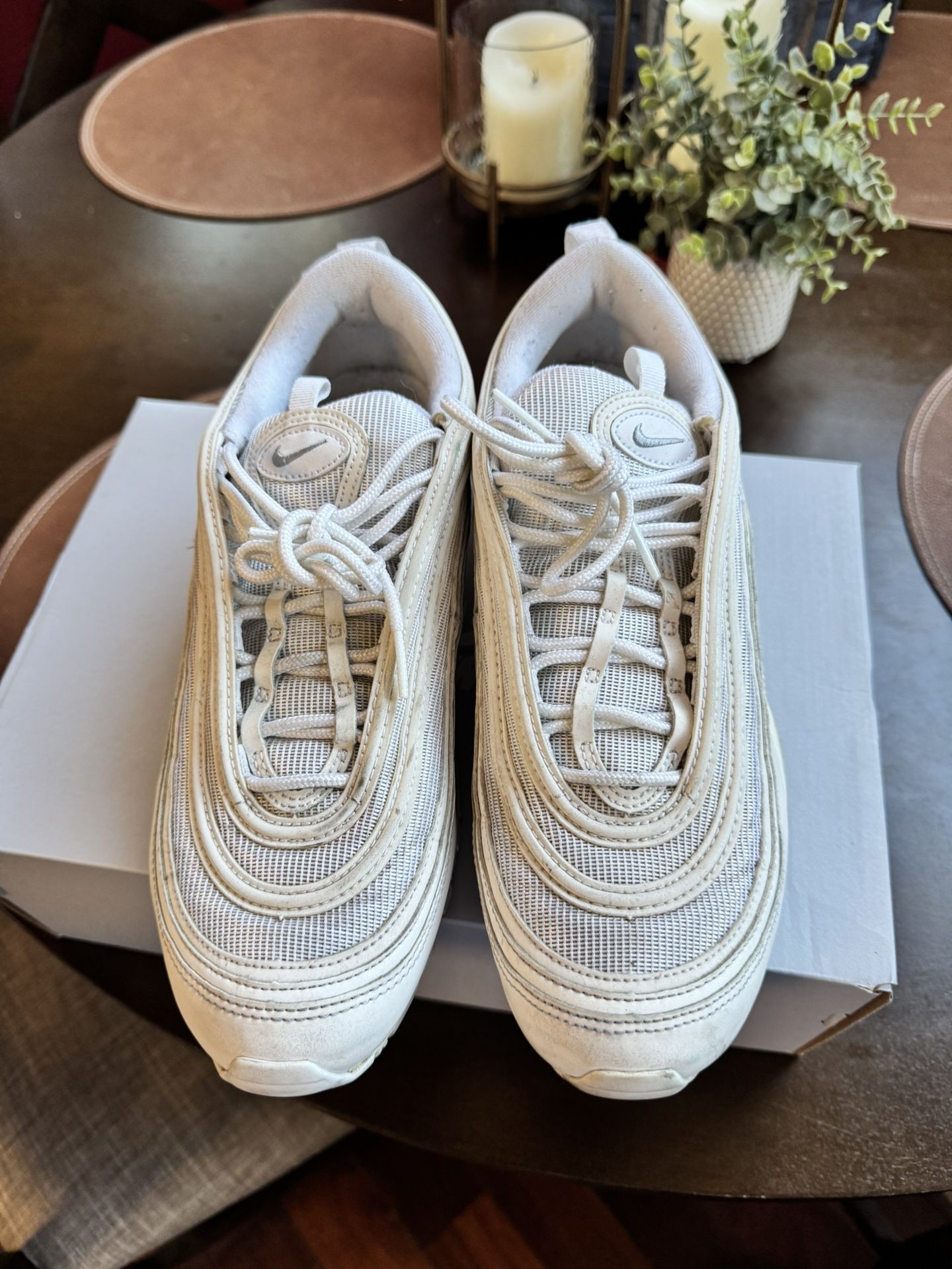white nike air maxes