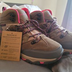 Bearpaw Hiking Boot, Size 9