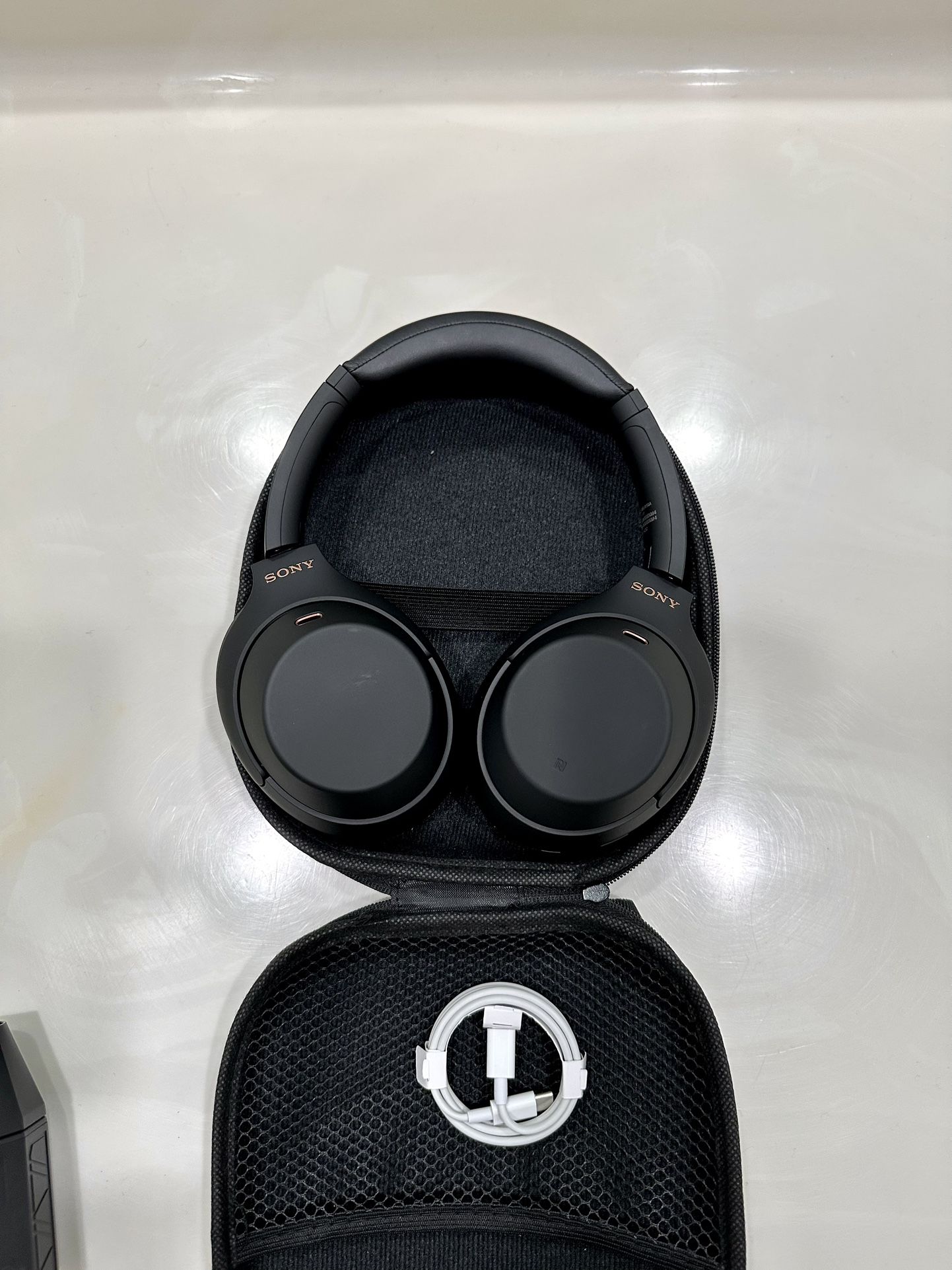 Sony WH1000xm4 Wireless Noise Canceling Headphones in Black ⭐️ Carrying Case XM4