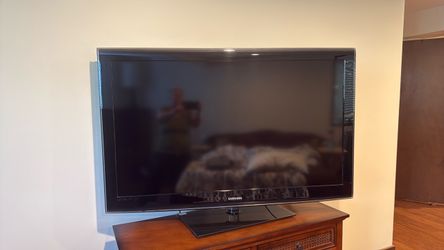 52" Samsung LCD swivel stand tv