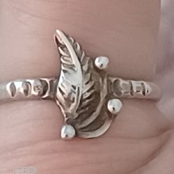 Vtg.sterling Silver Leaf Ring- Sz4