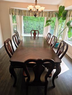 Elegant Dining Table w/ 8 Chairs!!