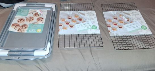 New Wilton Bakeware Set. 3 Cookie sheets & 2 Wire  Cooling  Racks