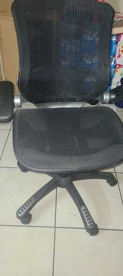 Black mesh office chair in good condition