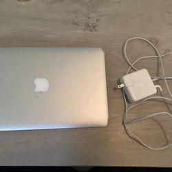 *APPLE MACBOK AIR*