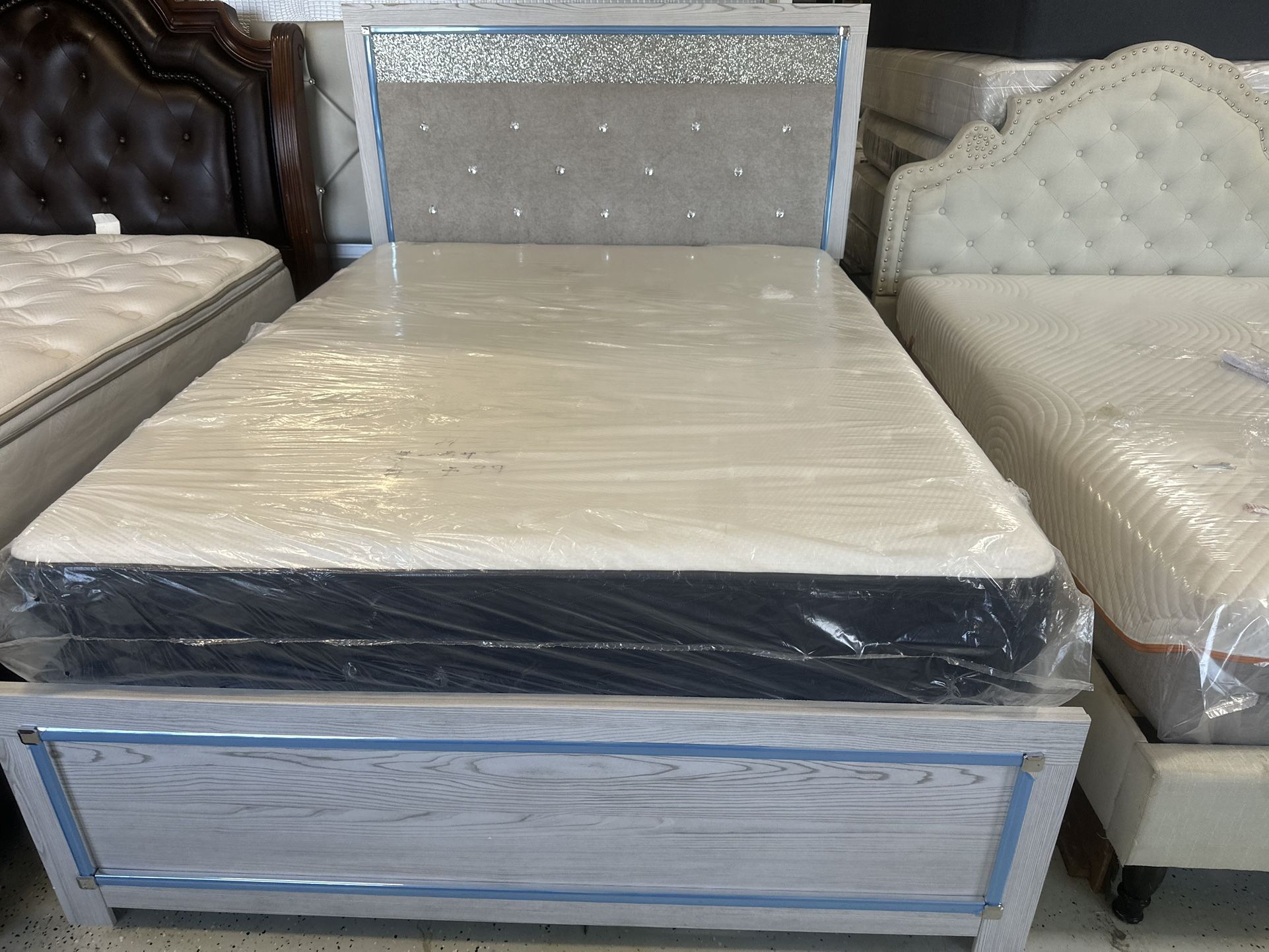 NEW QUEEN SIZE BED AND MATTRESS AND BOX SPRING SET USSED