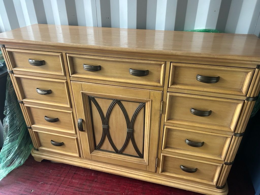 Dresser With Mirror 