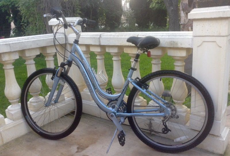 Trek Navigator 2.0 women's Hybrid comfort bike for Sale in Fremont, CA