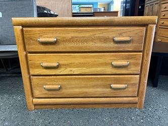 BROYHILL Natural Finish Contemporary 3-Drawer Bachelor Chest